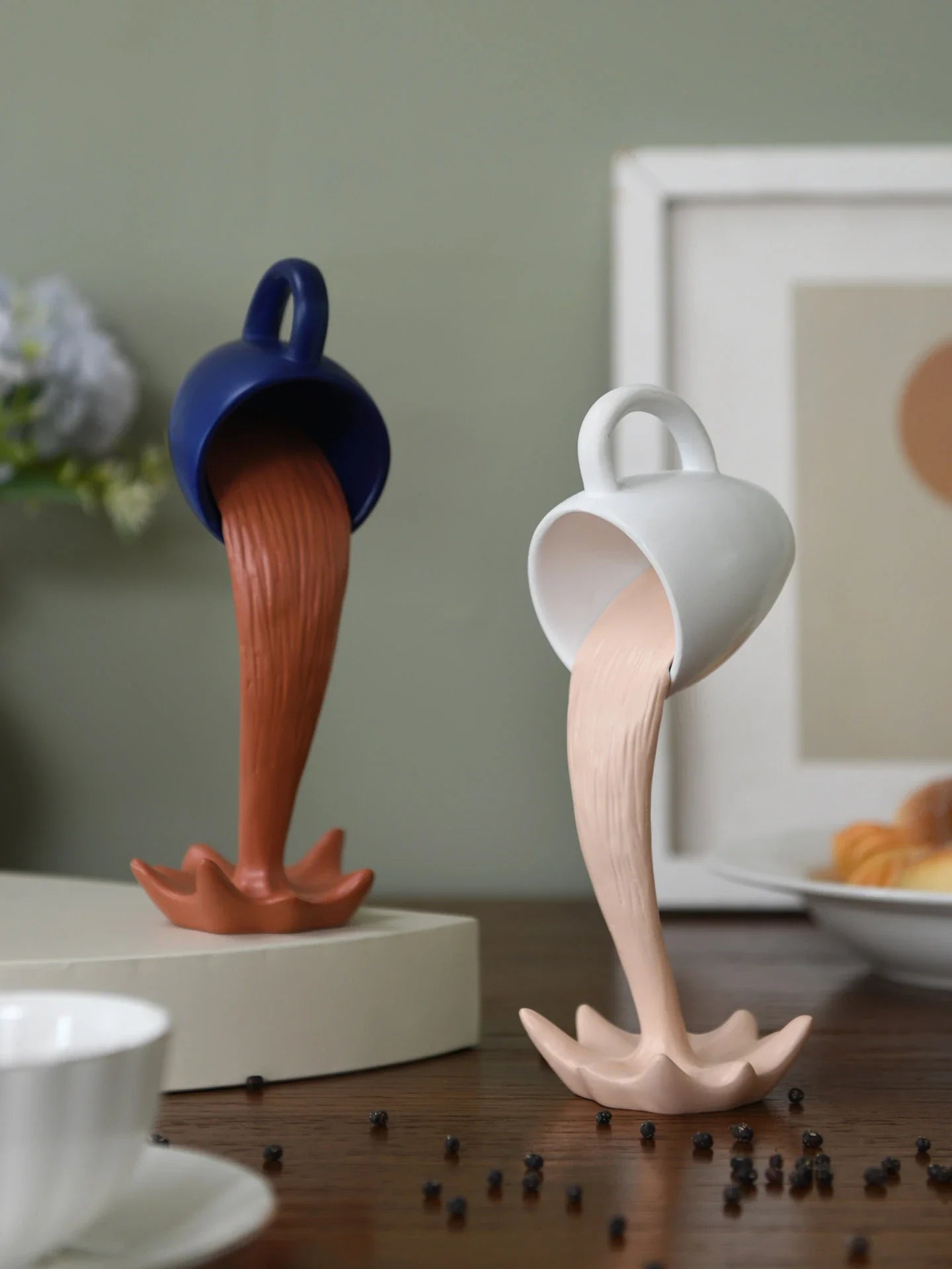 Floating Spilling Coffee Cup Sculpture Kitchen Decoration Spilling Magic Pouring Splash Creative Desktop Decor Home Decoration