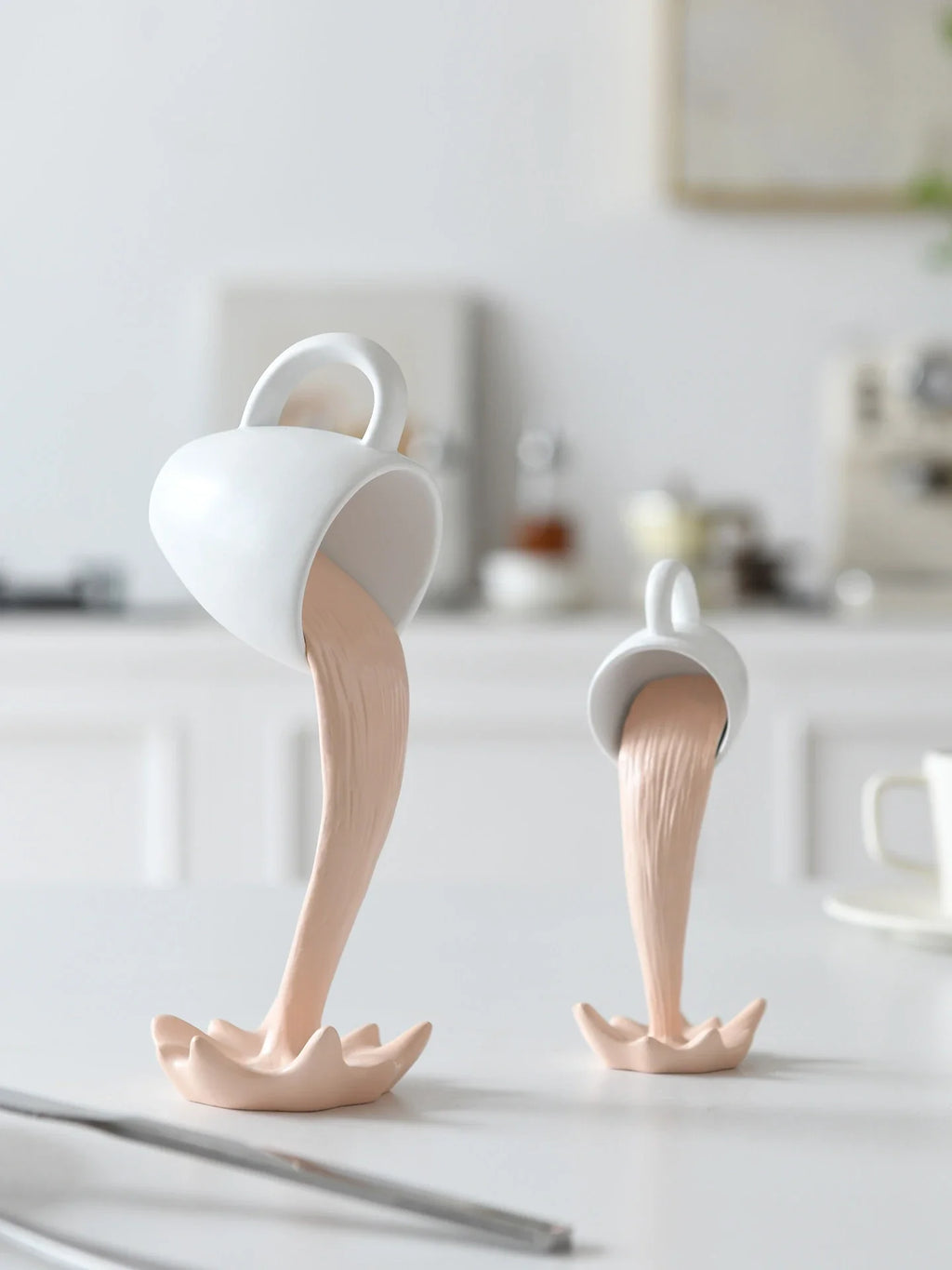 Floating Spilling Coffee Cup Sculpture Kitchen Decoration Spilling Magic Pouring Splash Creative Desktop Decor Home Decoration