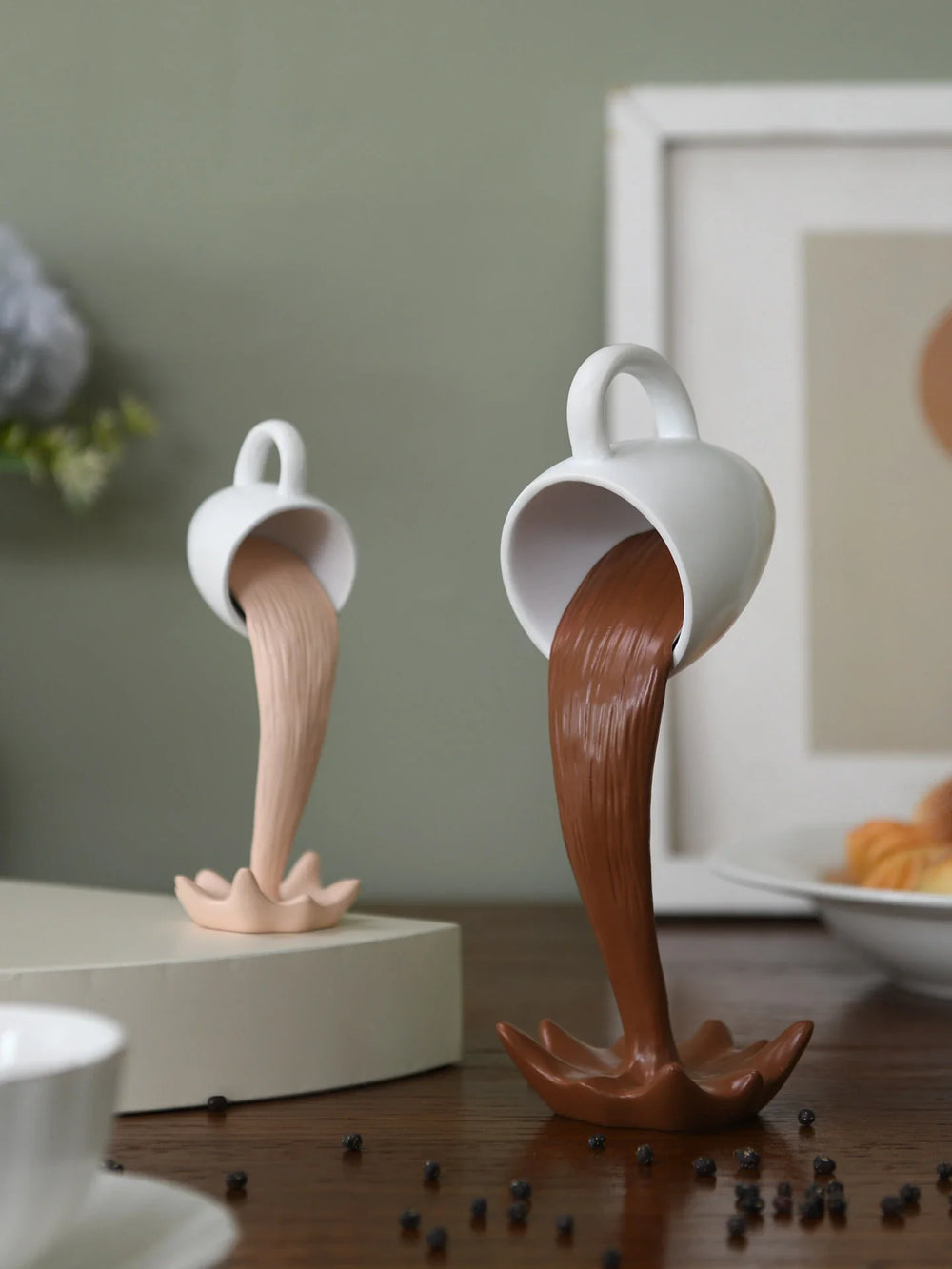 Floating Spilling Coffee Cup Sculpture Kitchen Decoration Spilling Magic Pouring Splash Creative Desktop Decor Home Decoration
