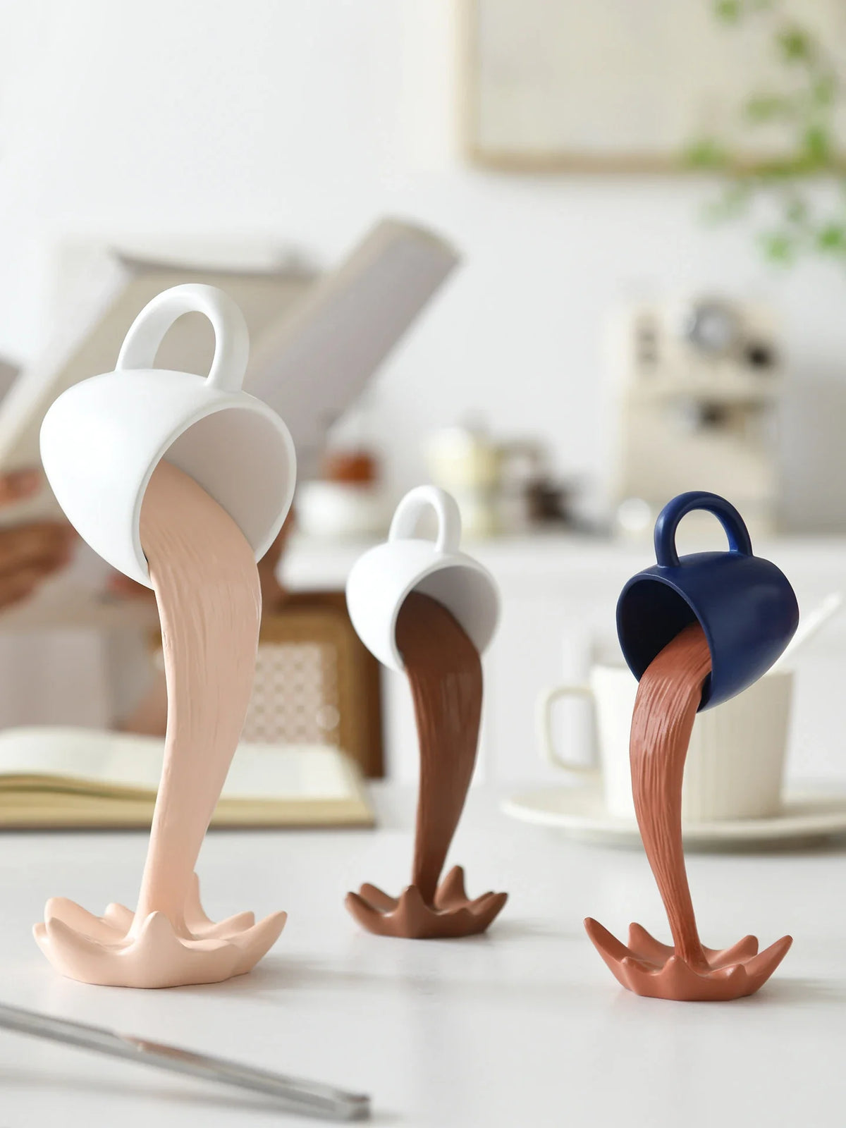 Floating Spilling Coffee Cup Sculpture Kitchen Decoration Spilling Magic Pouring Splash Creative Desktop Decor Home Decoration