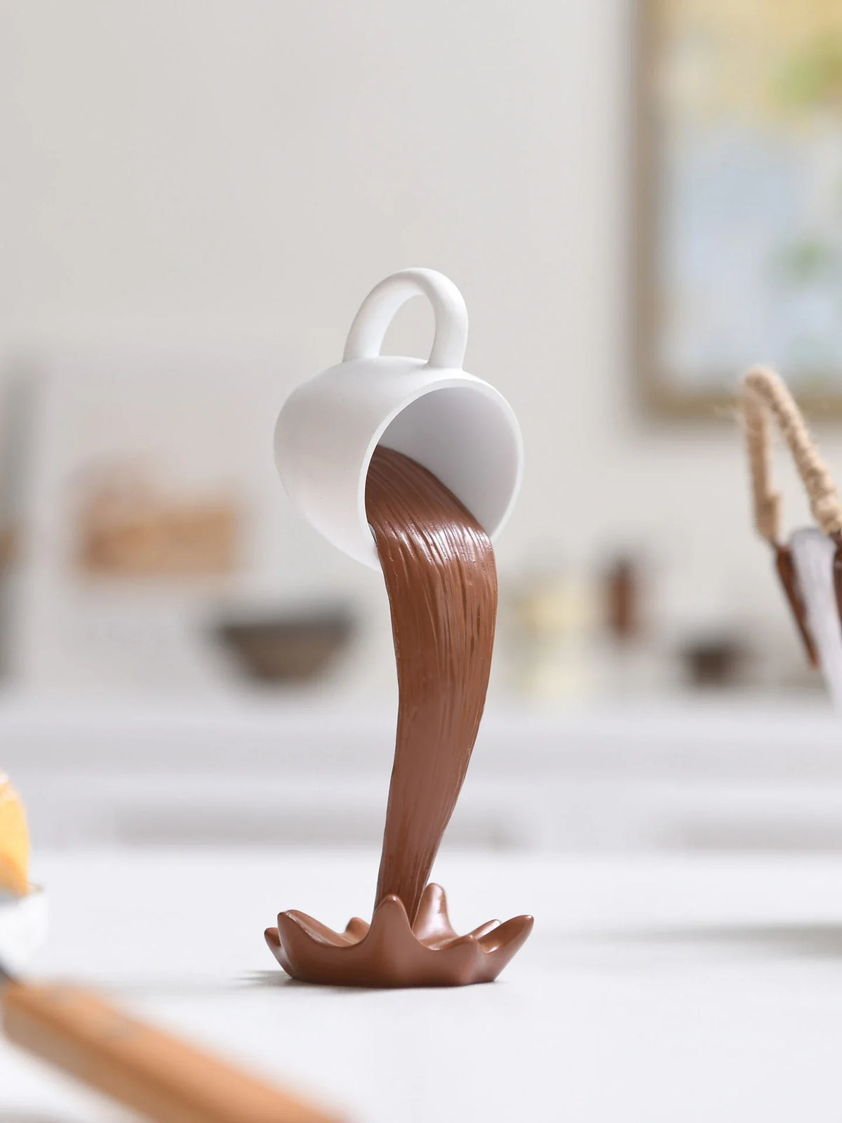 Floating Spilling Coffee Cup Sculpture Kitchen Decoration Spilling Magic Pouring Splash Creative Desktop Decor Home Decoration